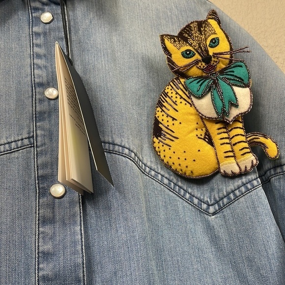 NWT Gucci Bleached Denim Snap Front Dress with 3D Cat Brooch Long Sleeve Sz 36 - Picture 17 of 17